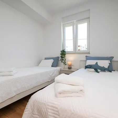 Modern 2-bedroom Near Old Town With Free Parking شقة