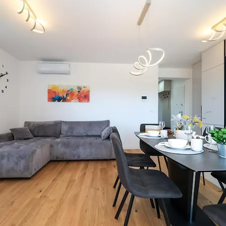Modern 2-bedroom Near Old Town With Free Parking * زادار
