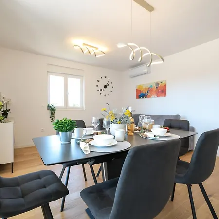 Apartman Modern 2-bedroom Near Old Town With Free Parking