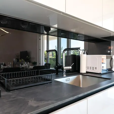 Modern 2-bedroom Near Old Town With Free Parking شقة زادار