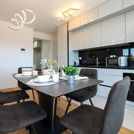 Modern 2-bedroom Near Old Town With Free Parking زادار