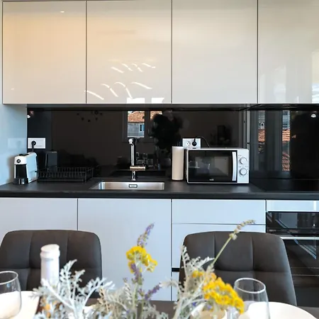Modern 2-bedroom Near Old Town With Free Parking * زادار